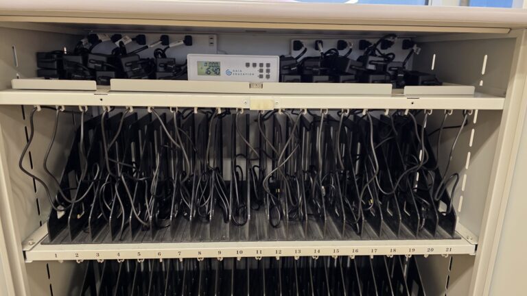 【事例紹介】札幌市教育委員会様|市立学校のGIGAスクールを支えるChromebook保管庫の配線作業を実施